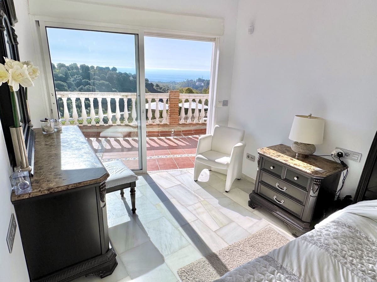 Chalet de 5 habitaciones en Calahonda en venta con piscina - 1.100.000 € (Ref: 10010081)