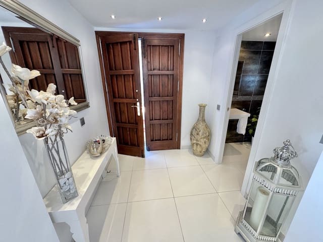 Chalet de 5 habitaciones en Calahonda, Mijas en venta con piscina - 1.100.000 € (Ref: 10010081)