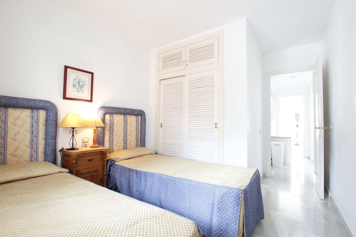 Apartamento de 2 habitaciones en Calahonda en venta con piscina - 585.000 € (Ref: 10010082)