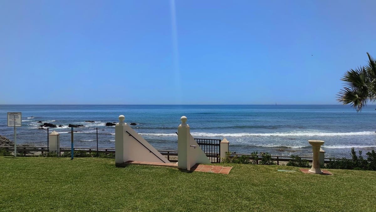 Apartamento de 2 habitaciones en Calahonda en venta con piscina - 585.000 € (Ref: 10010082)
