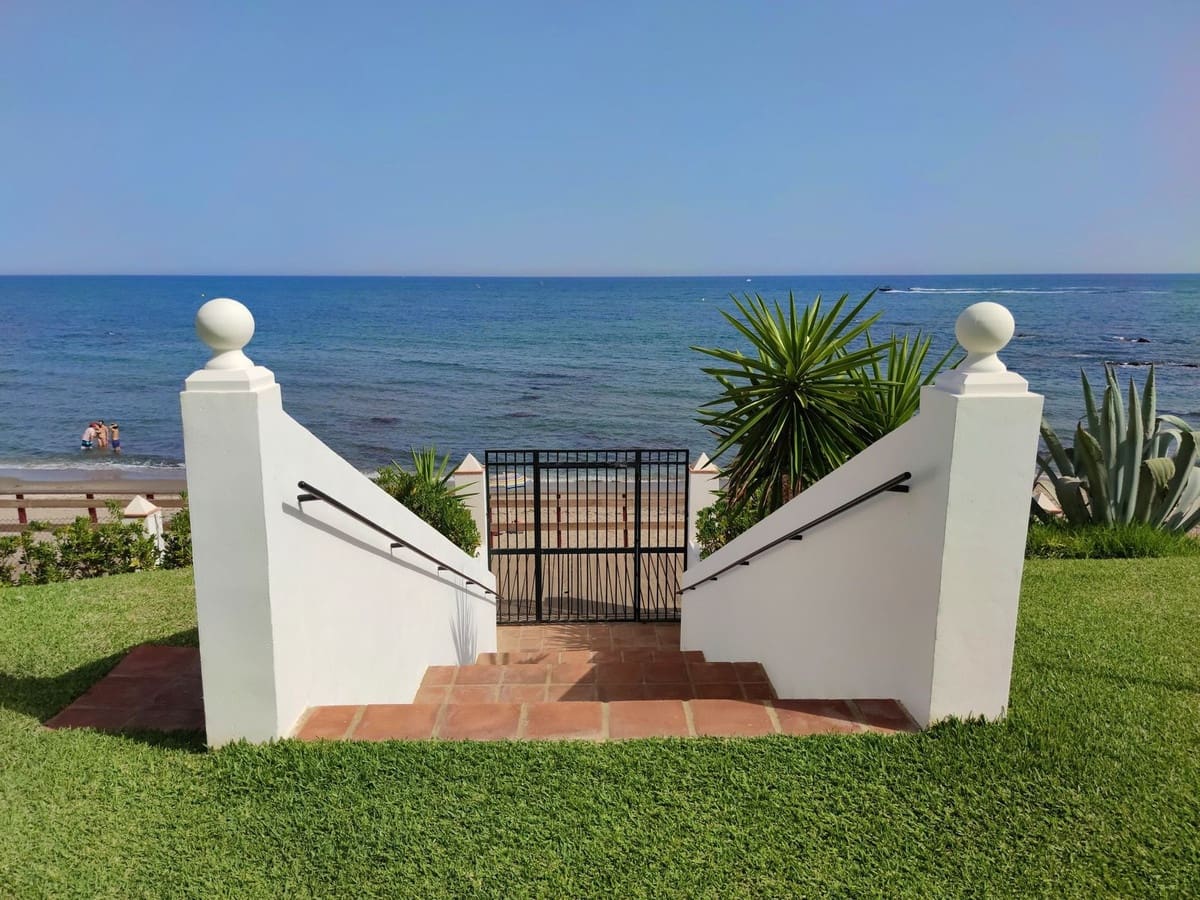 Apartamento de 2 habitaciones en Calahonda en venta con piscina - 585.000 € (Ref: 10010082)