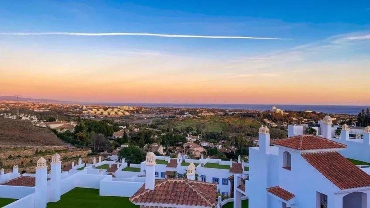 3 bedroom Apartment for sale in El Paraiso with pool garage - € 928,000 (Ref: 10016842)