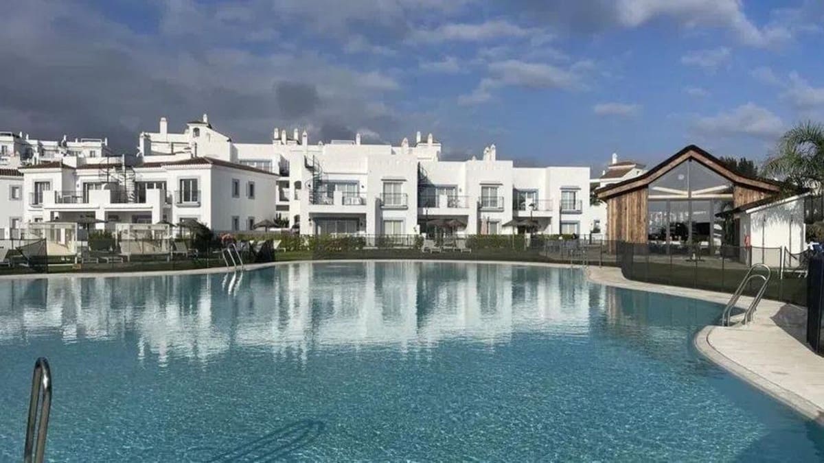 3 bedroom Apartment for sale in El Paraiso with pool garage - € 928,000 (Ref: 10016842)