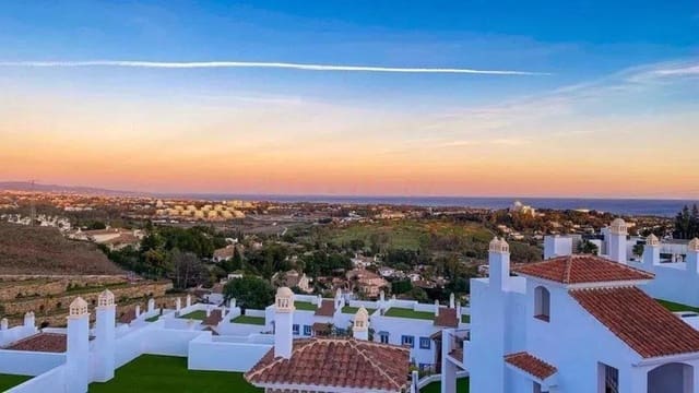 3 bedroom Apartment for sale in El Paraiso, Estepona with pool garage - € 928,000 (Ref: 10016842)