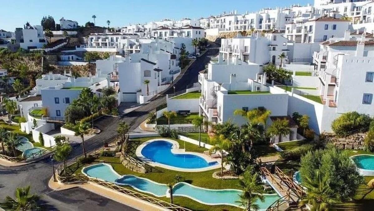 3 bedroom Apartment for sale in El Paraiso with pool garage - € 928,000 (Ref: 10016842)