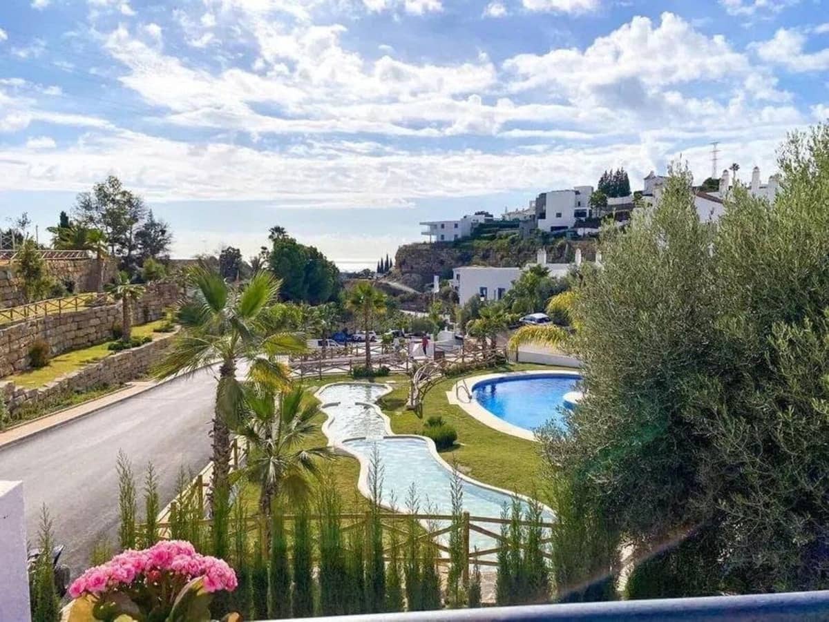 3 bedroom Apartment for sale in El Paraiso with pool garage - € 928,000 (Ref: 10016842)