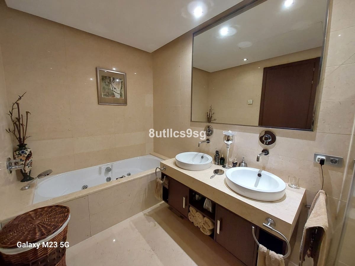 2 sovrum Lägenhet till salu i Benahavis med pool - 675 000 € (Ref: 10016844)
