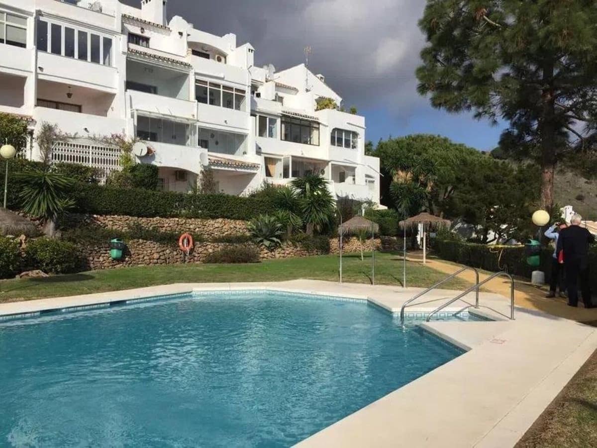 Apartamento de 2 habitaciones en Calahonda en venta con piscina - 295.000 € (Ref: 10016846)