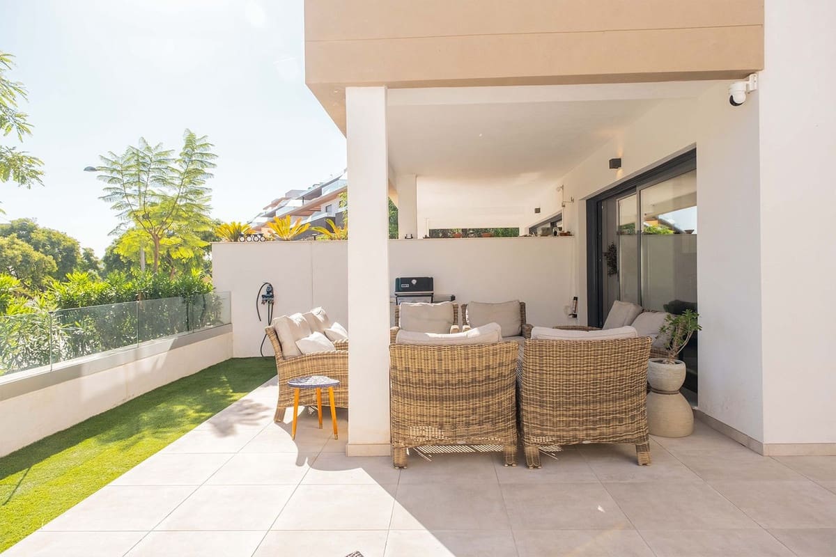 2 sovrum Lägenhet till salu i Estepona med pool garage - 648 900 € (Ref: 10016853)