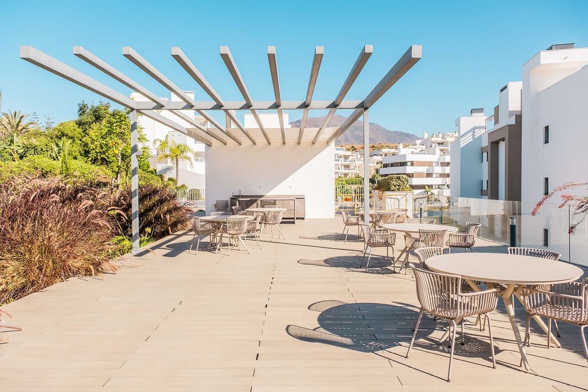 2 sovrum Lägenhet till salu i Estepona med pool garage - 648 900 € (Ref: 10016853)