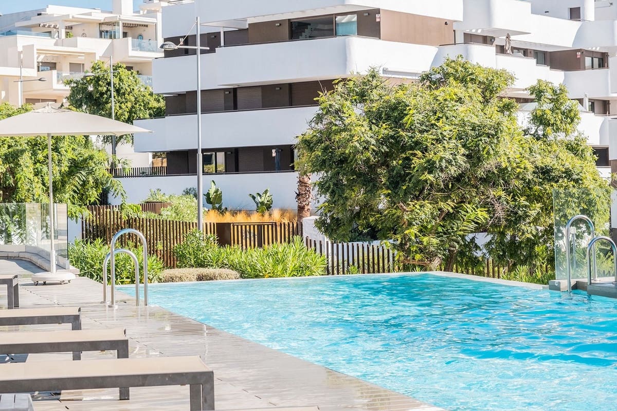 2 sovrum Lägenhet till salu i Estepona med pool garage - 648 900 € (Ref: 10016853)