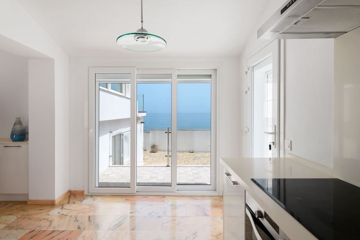 3 bedroom Villa for sale in Estepona with pool garage - € 1,395,000 (Ref: 10016854)