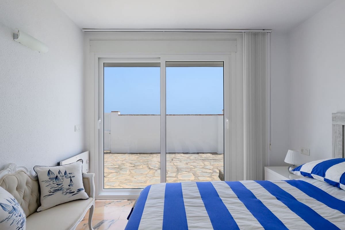 3 bedroom Villa for sale in Estepona with pool garage - € 1,395,000 (Ref: 10016854)