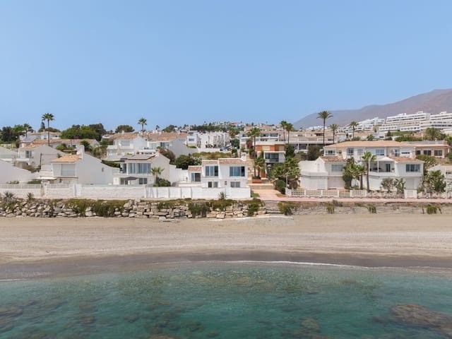 3 bedroom Villa for sale in Estepona with pool garage - € 1,395,000 (Ref: 10016854)