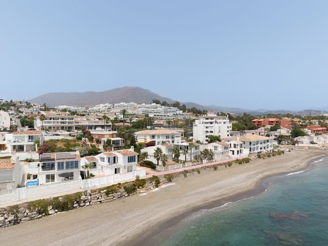 3 bedroom Villa for sale in Estepona with pool garage - € 1,395,000 (Ref: 10016854)