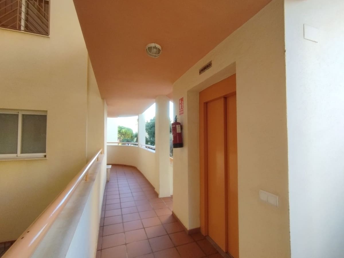 2 bedroom Apartment for sale in Calahonda with pool - € 319,000 (Ref: 10016855)