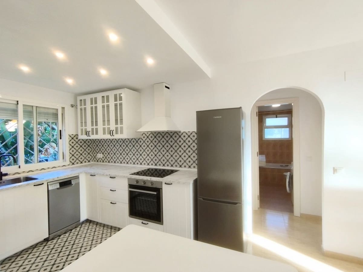 2 bedroom Apartment for sale in Calahonda with pool - € 319,000 (Ref: 10016855)