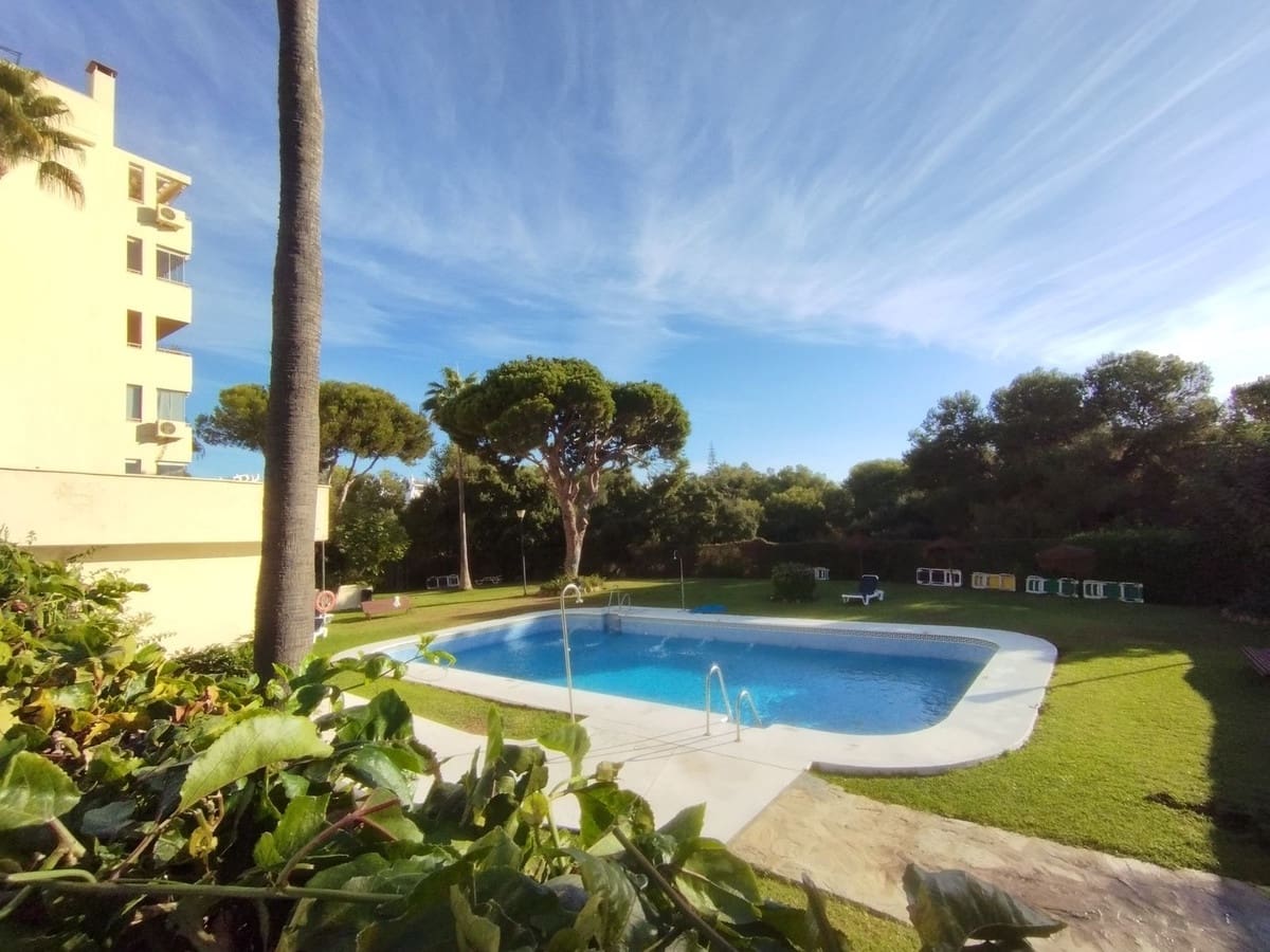 2 bedroom Apartment for sale in Calahonda with pool - € 319,000 (Ref: 10016855)
