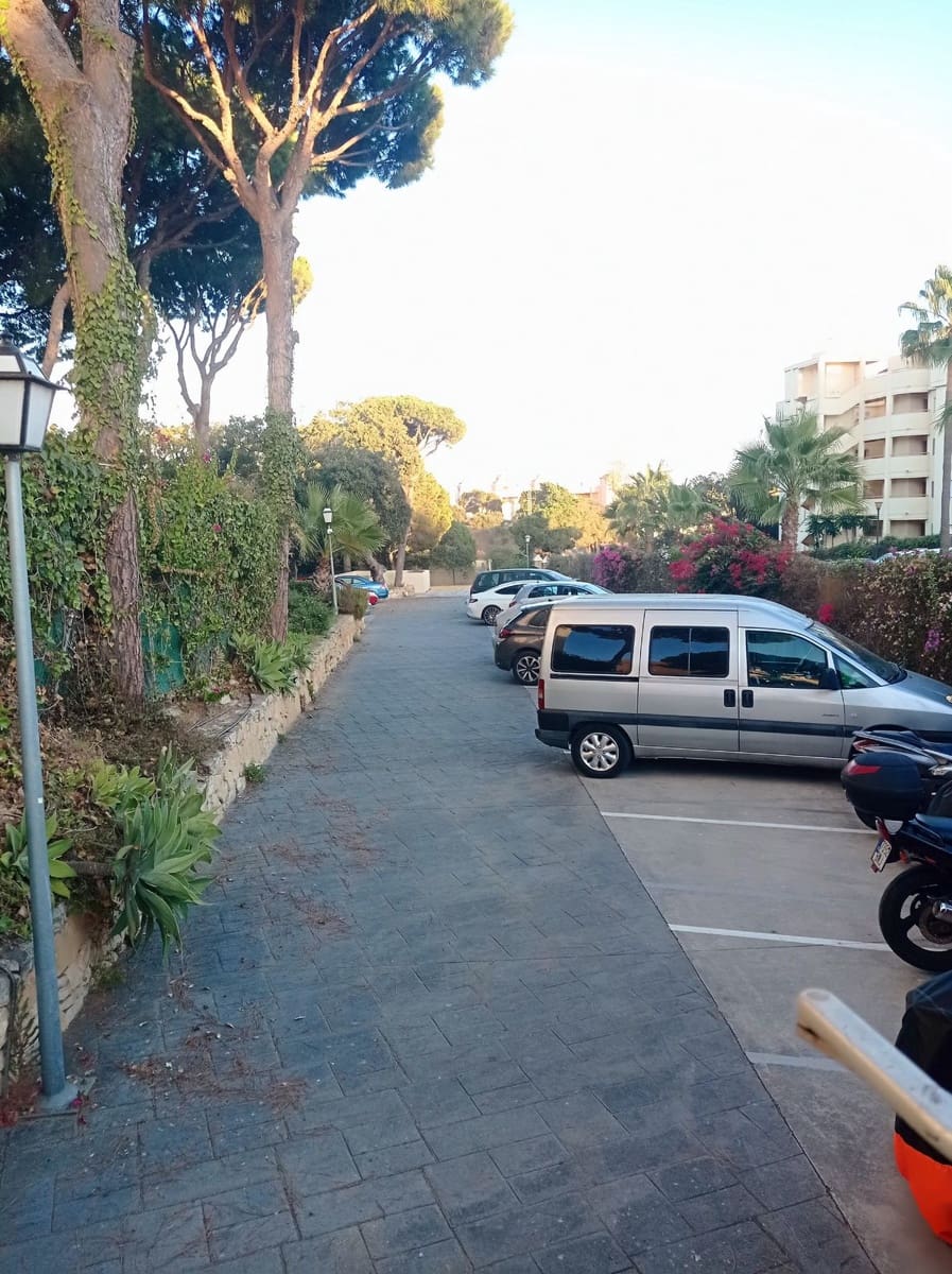 2 bedroom Apartment for sale in Calahonda with pool - € 319,000 (Ref: 10016855)