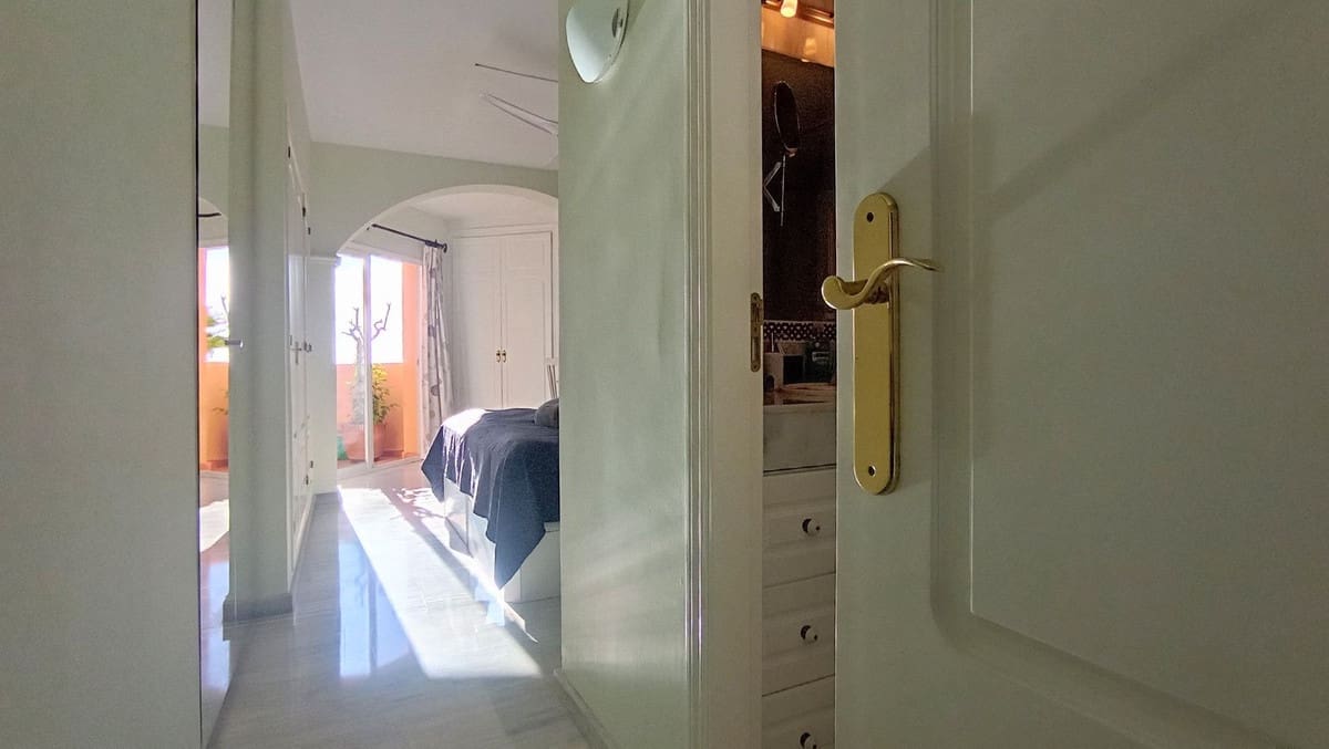 Apartamento de 2 habitaciones en Calahonda en venta con piscina - 449.000 € (Ref: 10016856)