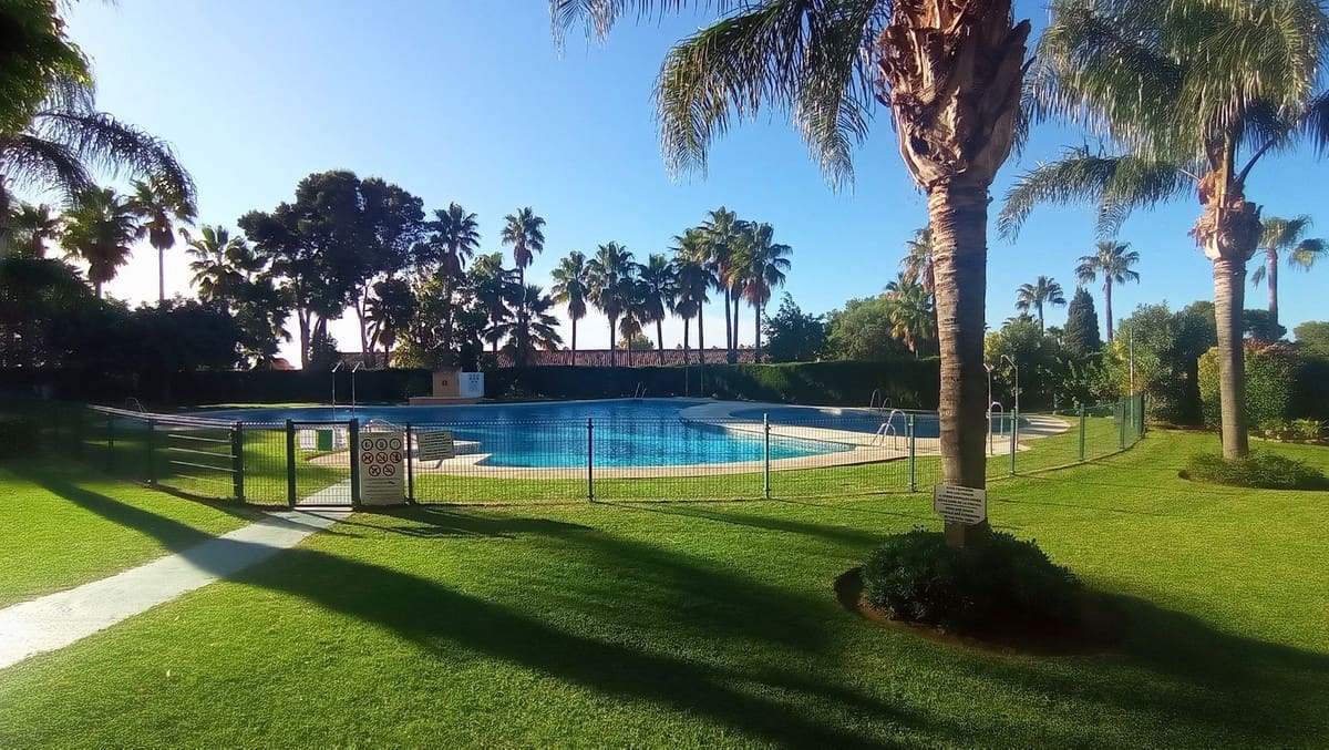 Apartamento de 2 habitaciones en Calahonda en venta con piscina - 449.000 € (Ref: 10016856)