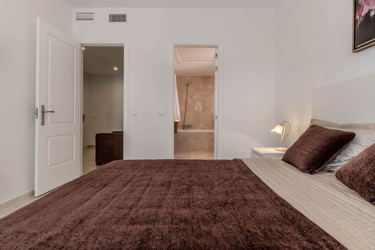 3 sypialnia Apartament na sprzedaż w Calahonda z basenem garażem - 1 150 000 € (Ref: 10019393)