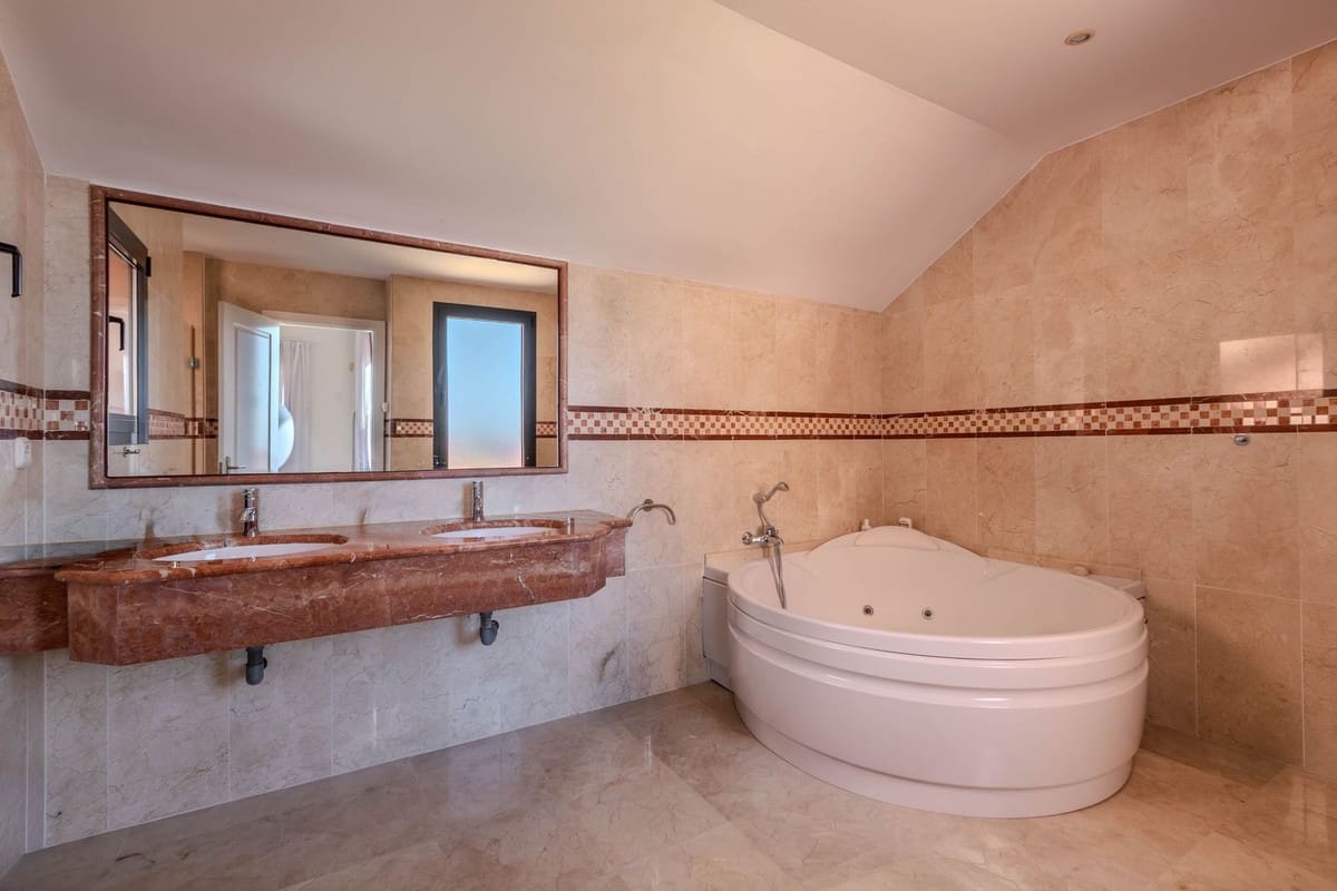 3 sypialnia Apartament na sprzedaż w Calahonda z basenem garażem - 1 150 000 € (Ref: 10019393)