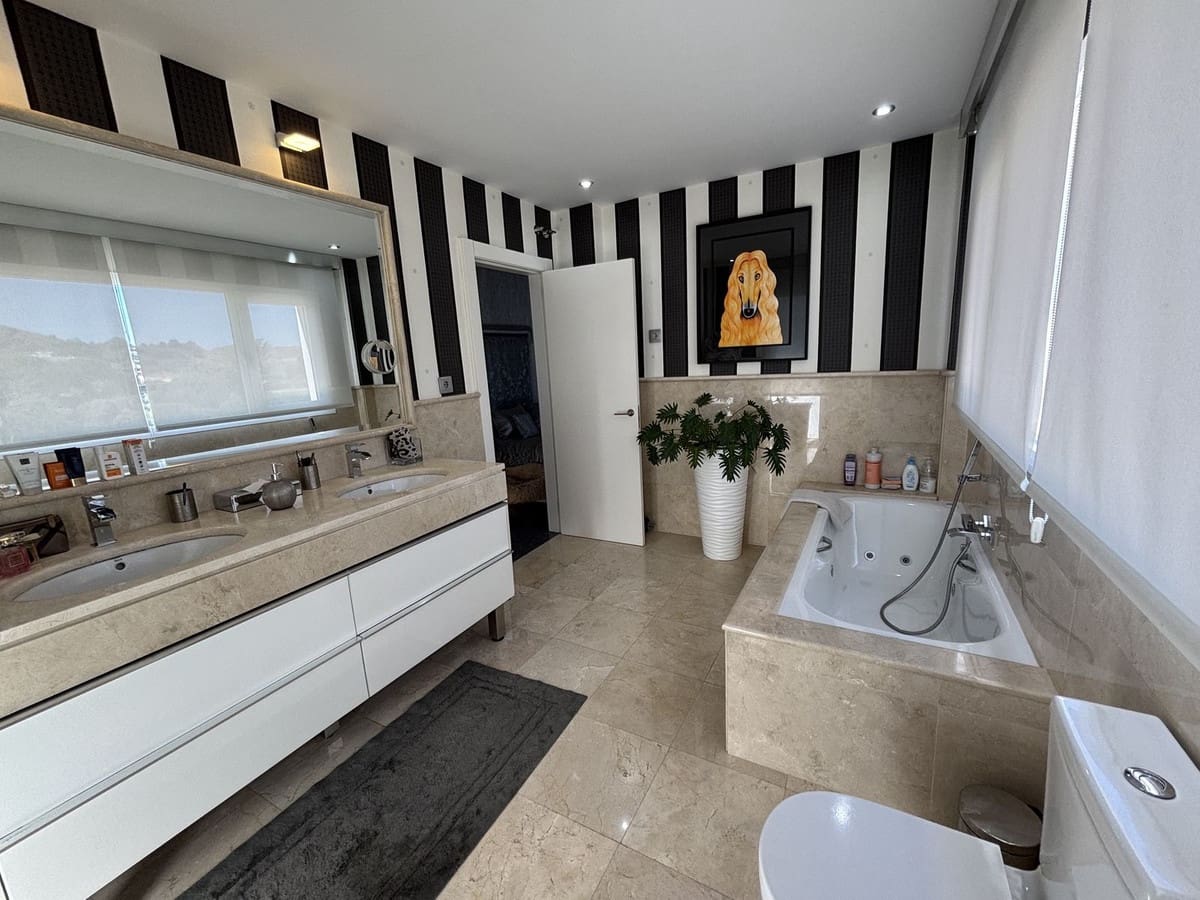 5 sypialnia Willa na sprzedaż w La Cala Golf z basenem garażem - 1 650 000 € (Ref: 10019398)