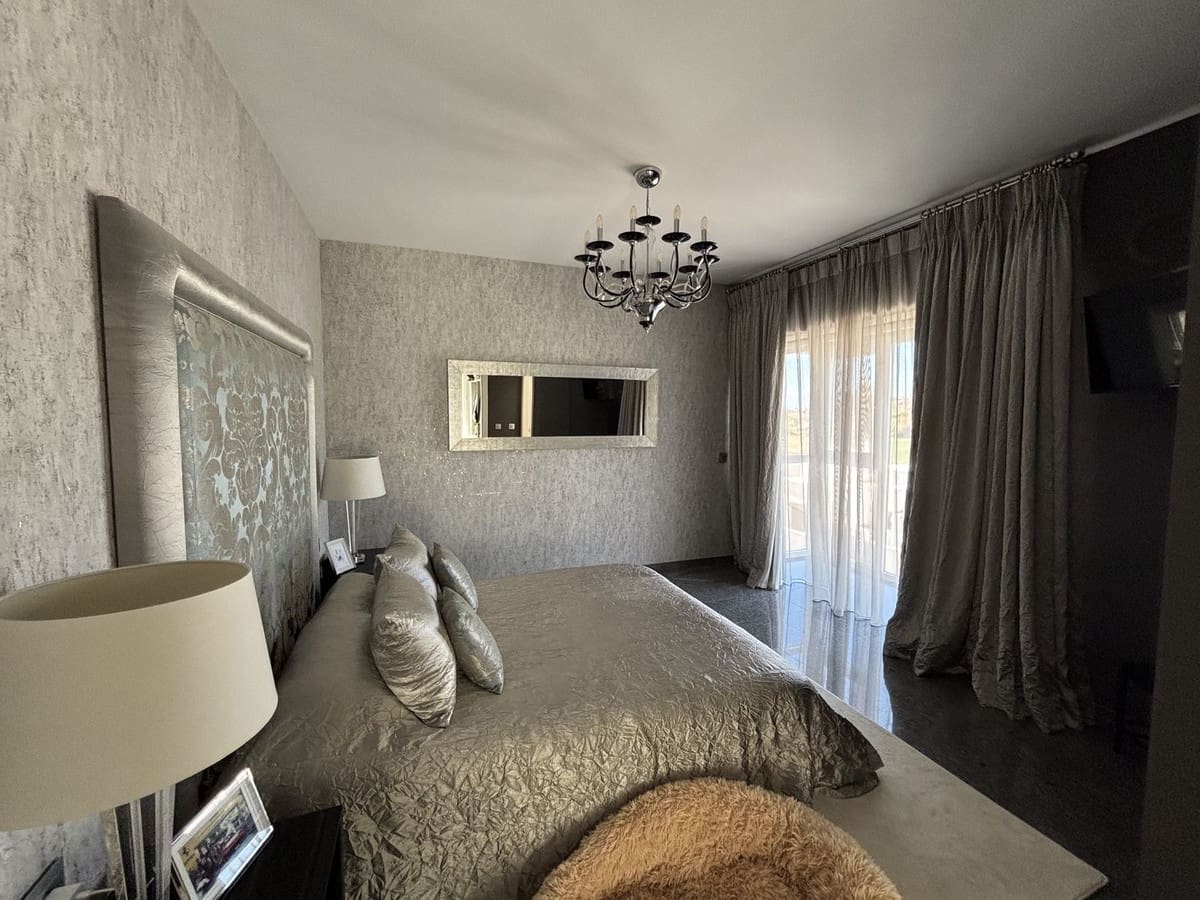 5 sypialnia Willa na sprzedaż w La Cala Golf z basenem garażem - 1 650 000 € (Ref: 10019398)