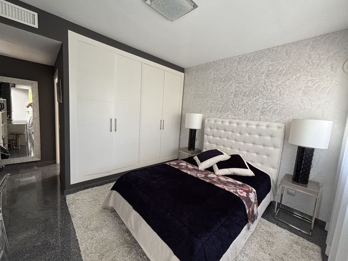 5 sypialnia Willa na sprzedaż w La Cala Golf z basenem garażem - 1 650 000 € (Ref: 10019398)