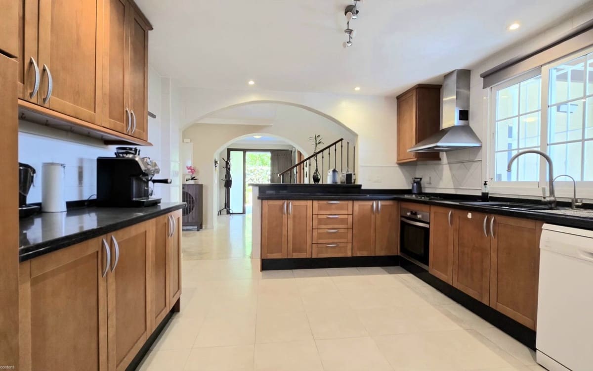 5 sovrum Villa till salu i La Cala Hills med pool - 895 000 € (Ref: 10019960)