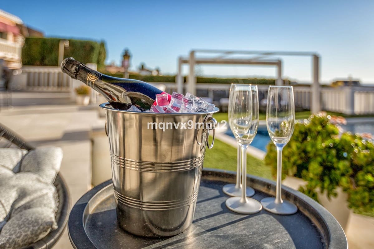 5 chambre Villa/Maison à vendre à El Chaparral avec piscine garage - 1 399 999 € (Ref: 10019964)