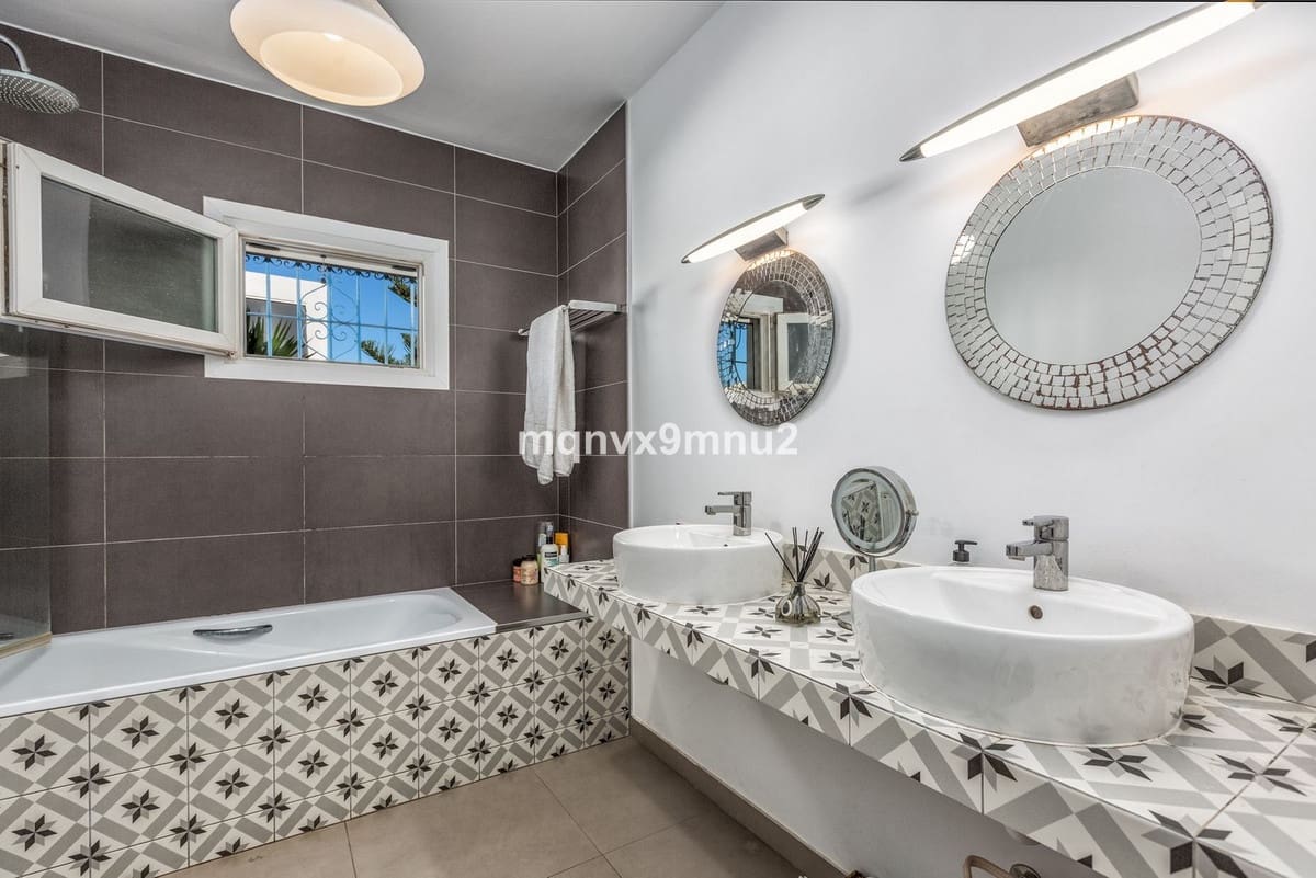 5 chambre Villa/Maison à vendre à El Chaparral avec piscine garage - 1 399 999 € (Ref: 10019964)