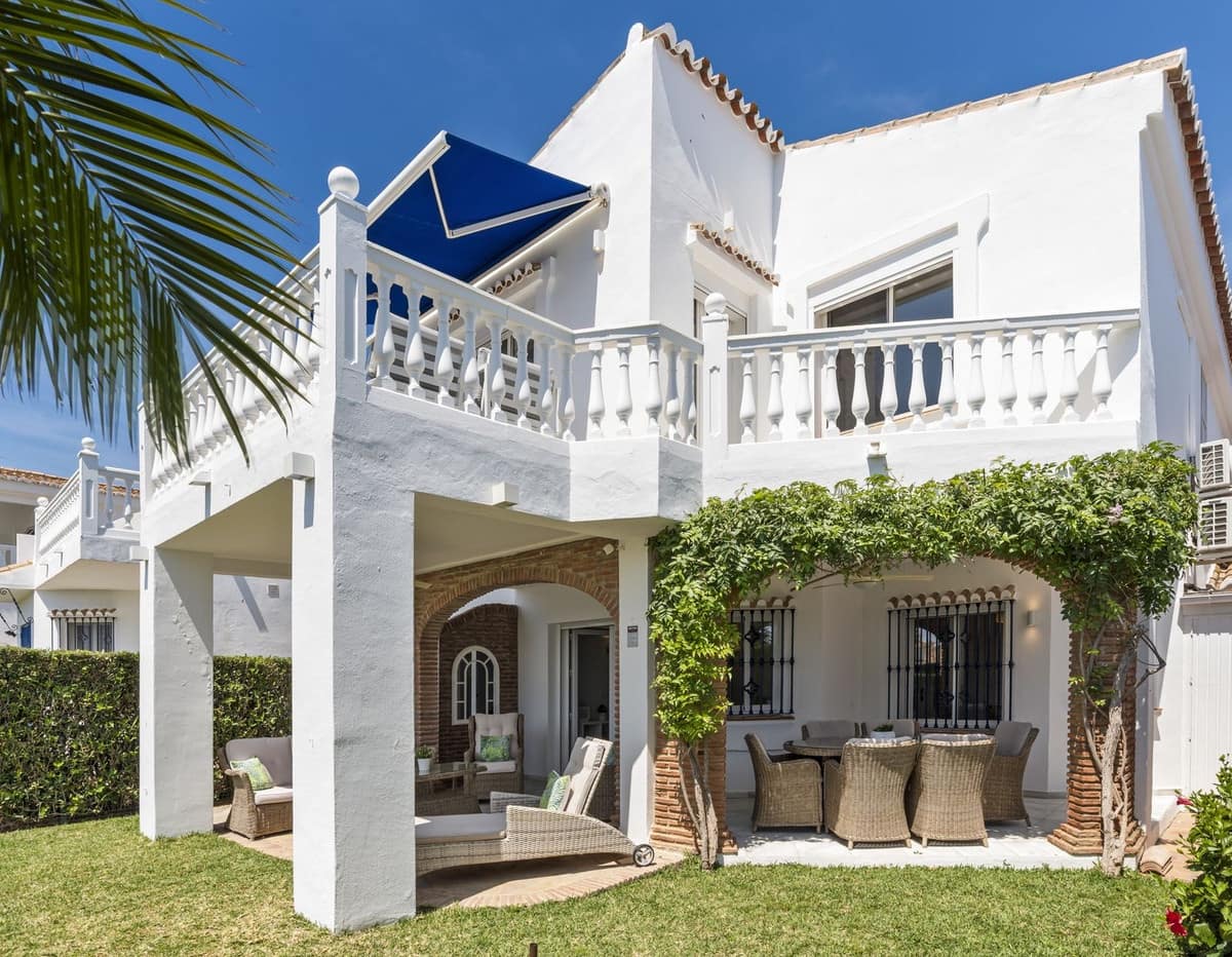 3 bedroom Villa for sale in El Chaparral with pool garage - € 875,000 (Ref: 10019976)