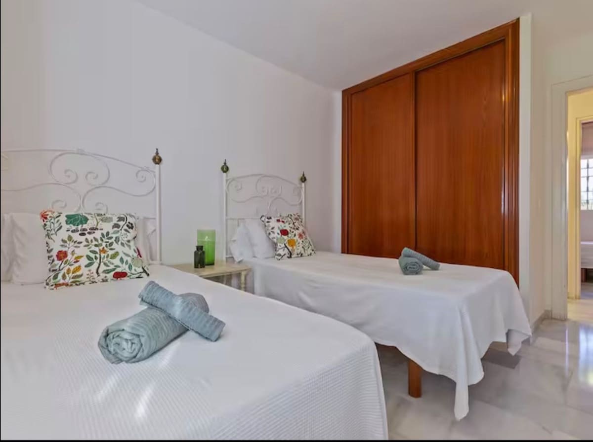 6 bedroom Villa for sale in Elviria with pool - € 1,200,000 (Ref: 10021735)