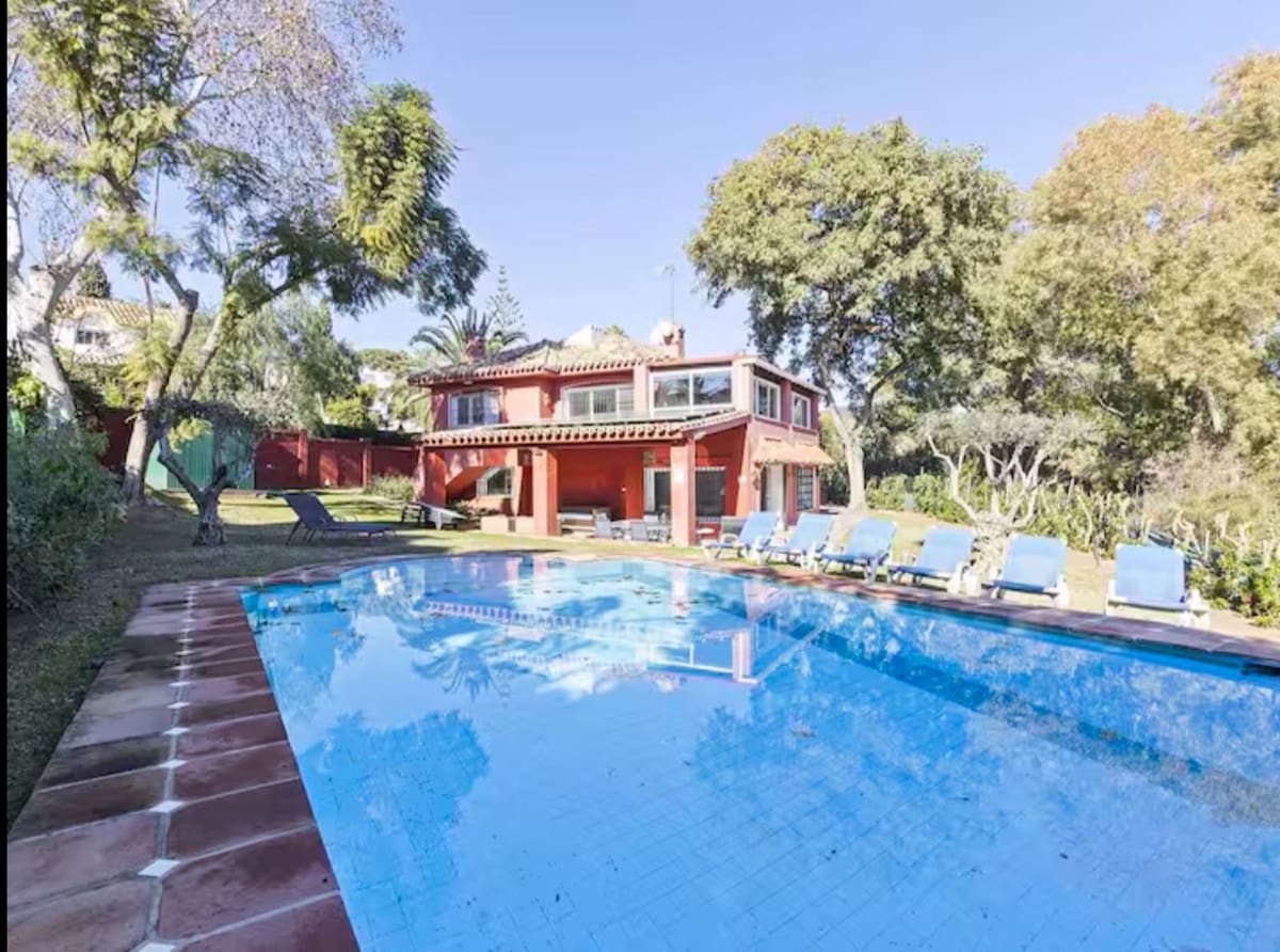 6 bedroom Villa for sale in Elviria with pool - € 1,200,000 (Ref: 10021735)