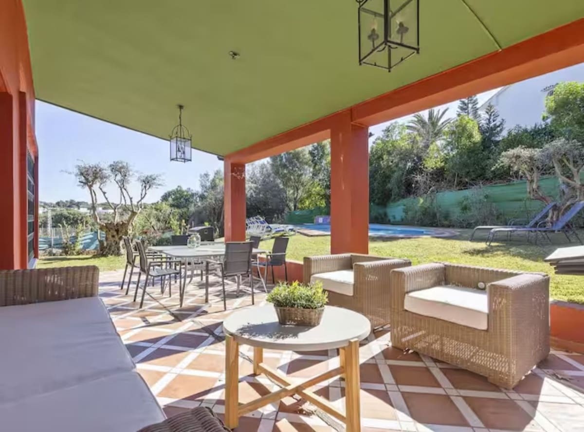 6 bedroom Villa for sale in Elviria with pool - € 1,200,000 (Ref: 10021735)