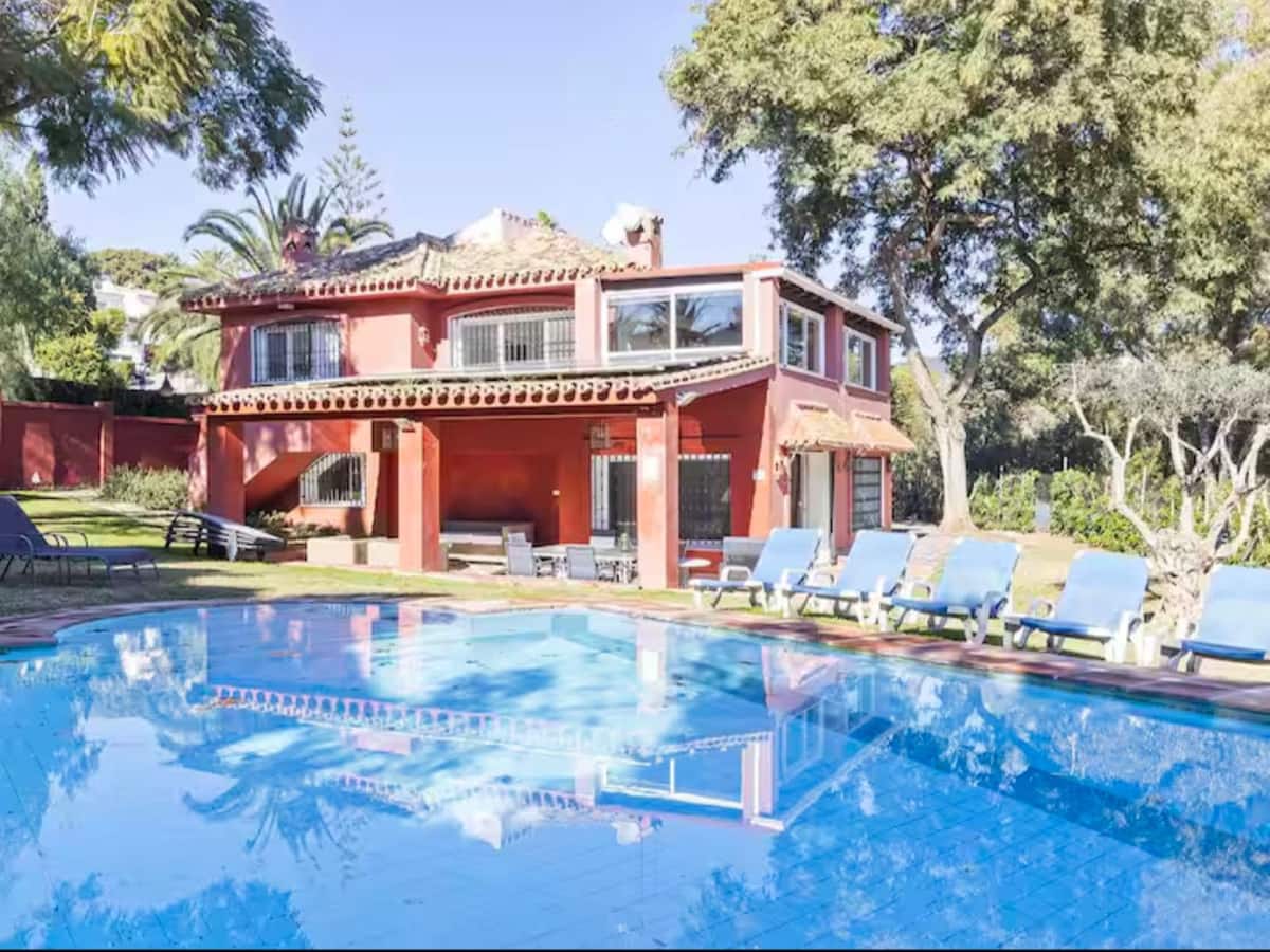 6 bedroom Villa for sale in Elviria with pool - € 1,200,000 (Ref: 10021735)