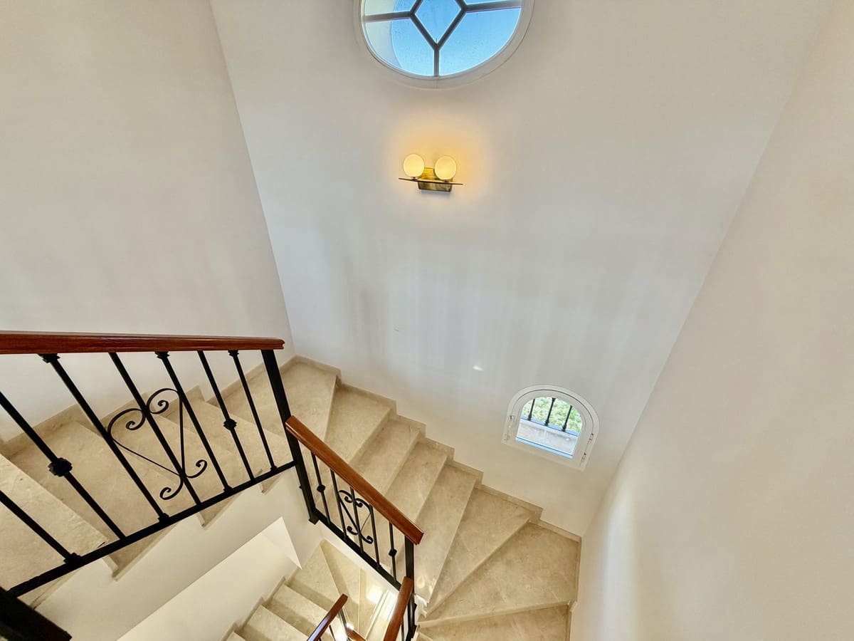 4 sypialnia Willa na sprzedaż w El Rosario z basenem garażem - 1 850 000 € (Ref: 10021737)