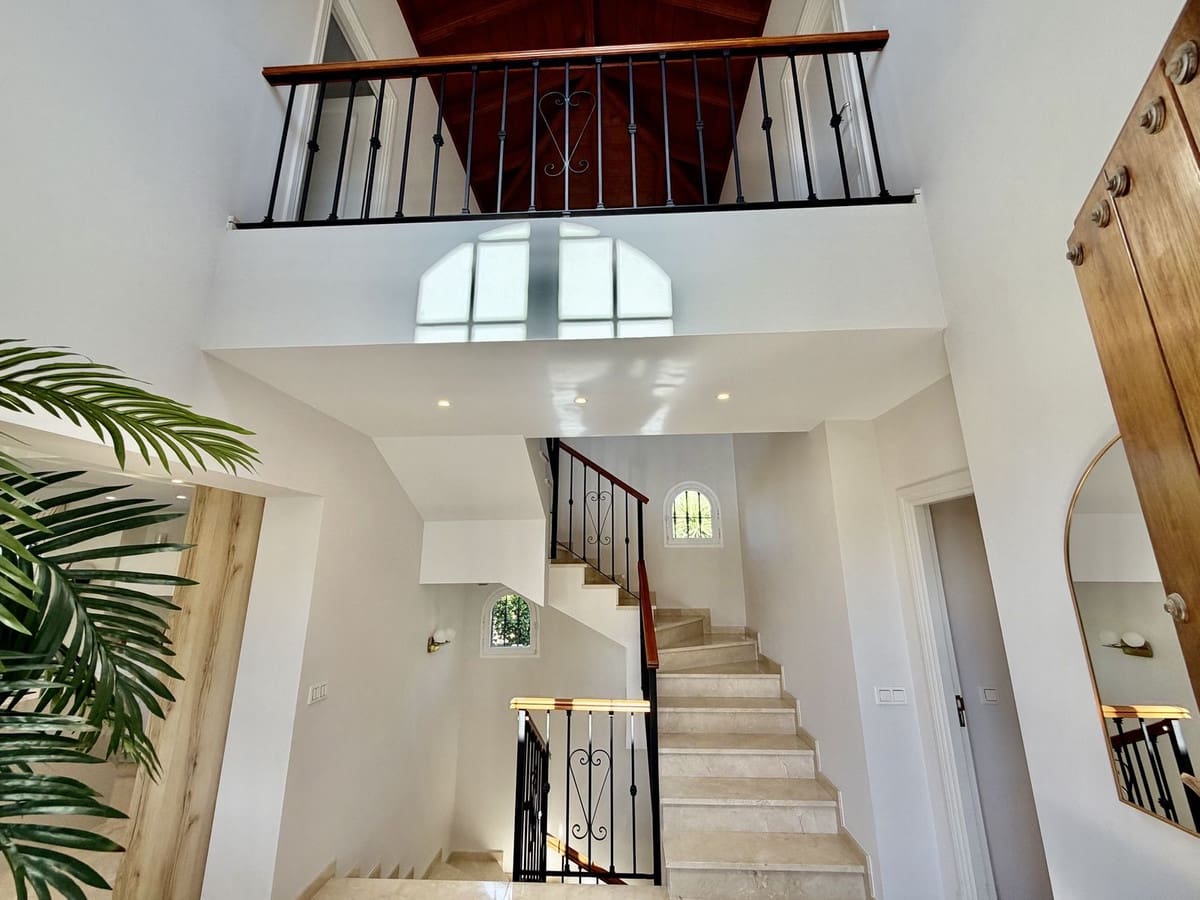 4 sypialnia Willa na sprzedaż w El Rosario z basenem garażem - 1 850 000 € (Ref: 10021737)