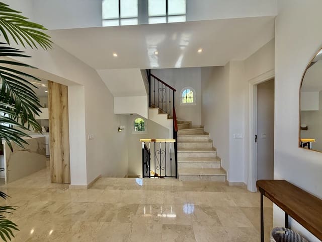 4 slaapkamer Villa te koop in El Rosario, Marbella met zwembad garage - € 1.850.000 (Ref: 10021737)