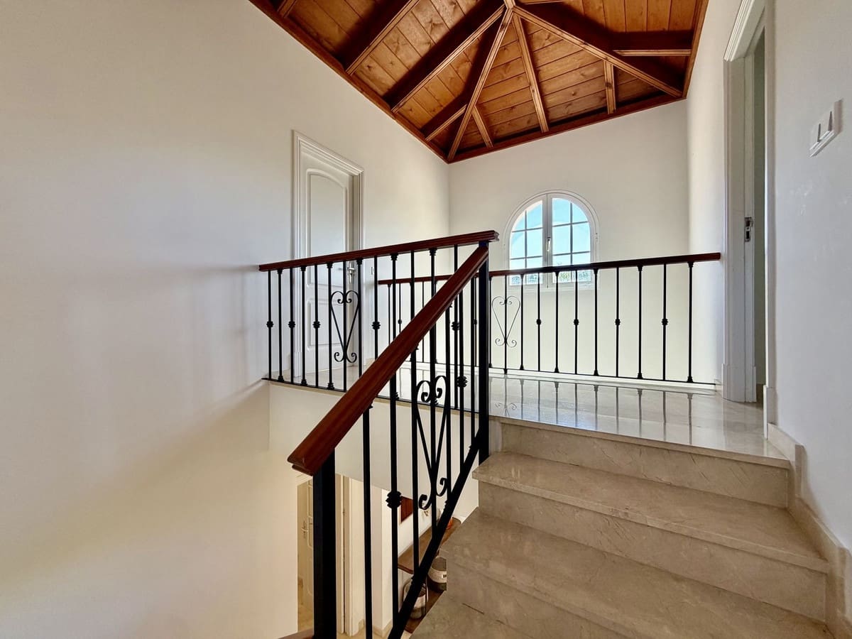 4 sypialnia Willa na sprzedaż w El Rosario z basenem garażem - 1 850 000 € (Ref: 10021737)
