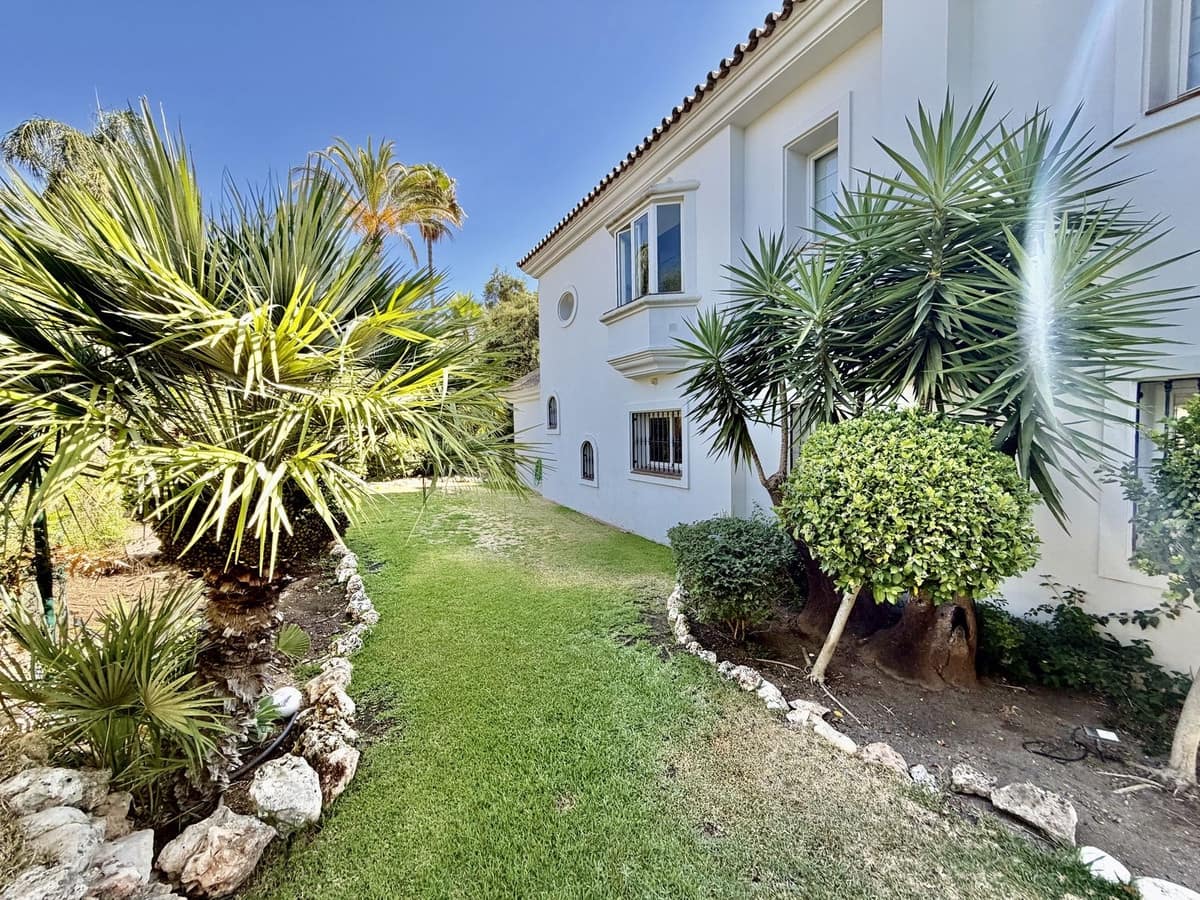 4 sypialnia Willa na sprzedaż w El Rosario z basenem garażem - 1 850 000 € (Ref: 10021737)