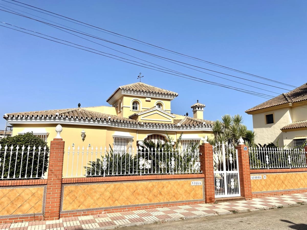 Chalet de 4 habitaciones en Las Lagunas de Mijas en venta con piscina - 1.200.000 € (Ref: 10021740)