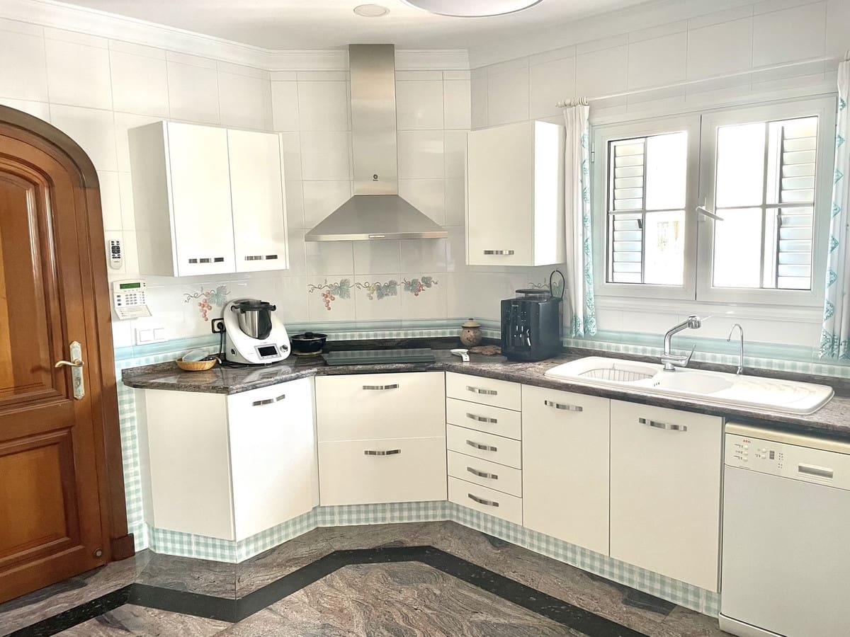 Chalet de 4 habitaciones en Las Lagunas de Mijas en venta con piscina - 1.200.000 € (Ref: 10021740)