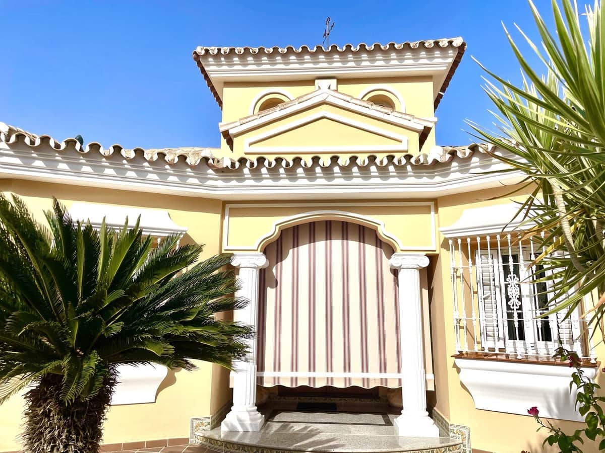 Chalet de 4 habitaciones en Las Lagunas de Mijas en venta con piscina - 1.200.000 € (Ref: 10021740)