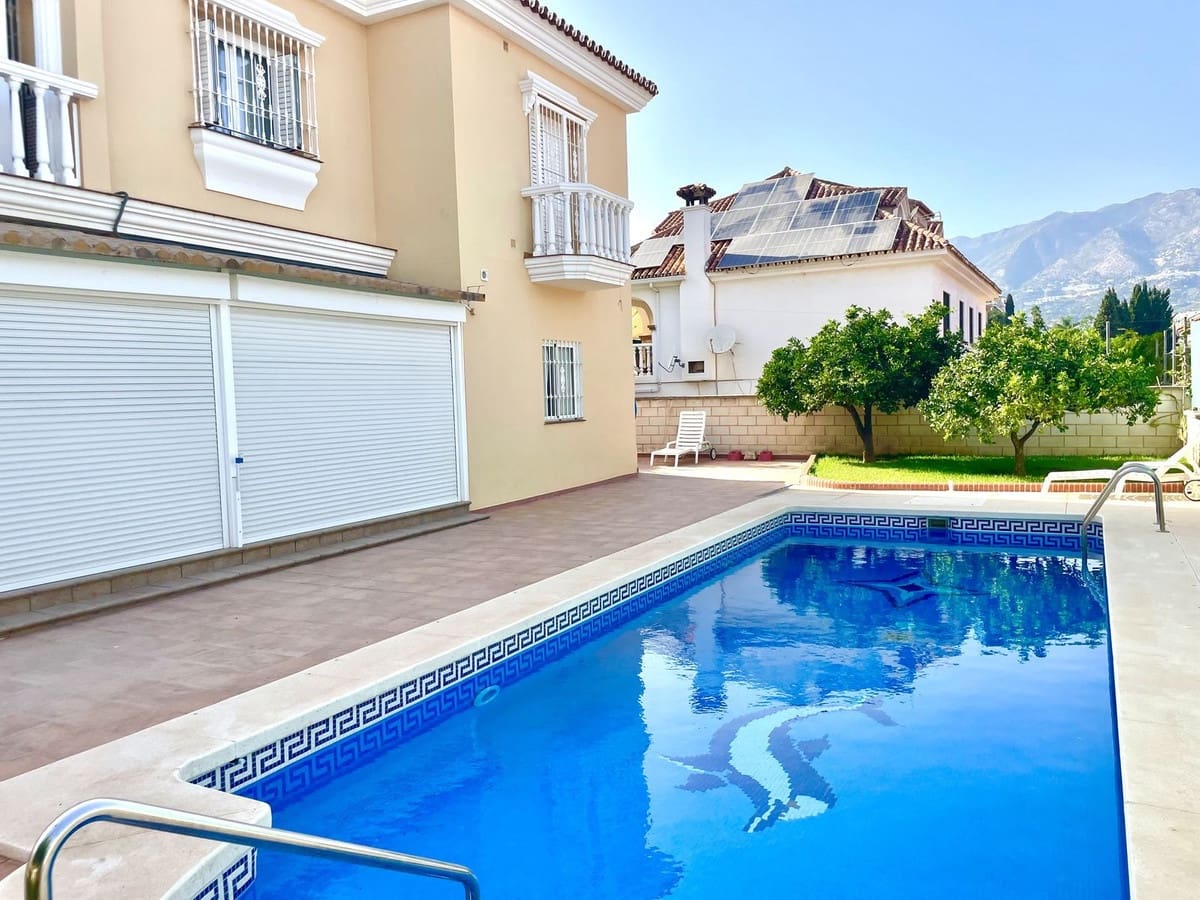 Chalet de 4 habitaciones en Las Lagunas de Mijas en venta con piscina - 1.200.000 € (Ref: 10021740)
