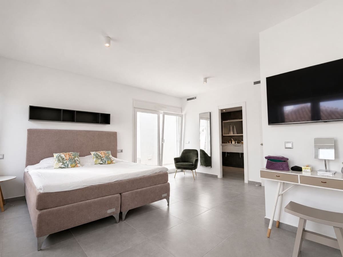 Chalet de 4 habitaciones en La Cala de Mijas en venta con piscina garaje - 2.095.000 € (Ref: 10021747)