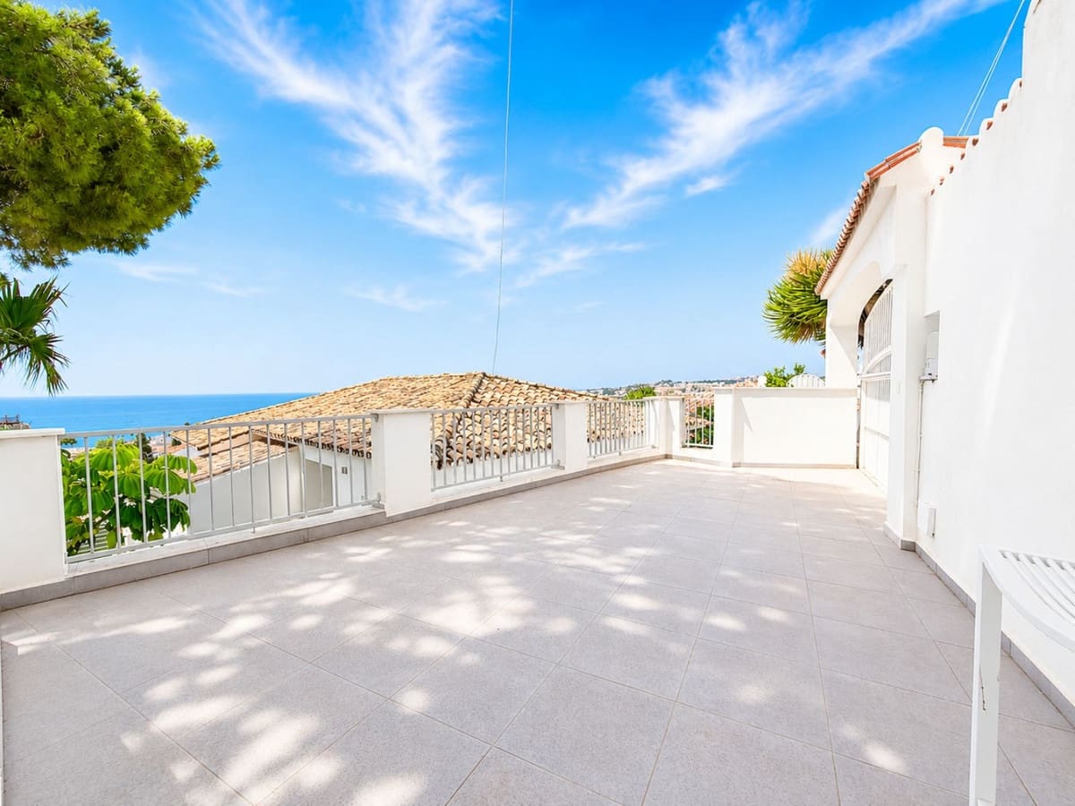 Chalet de 4 habitaciones en La Cala de Mijas en venta con piscina garaje - 2.095.000 € (Ref: 10021747)
