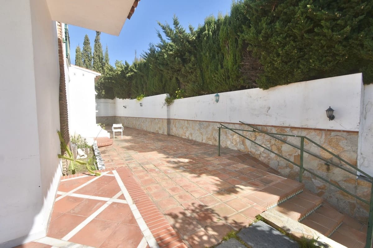 5 bedroom Villa for sale in La Cala de Mijas with pool garage - € 1,230,000 (Ref: 10021764)